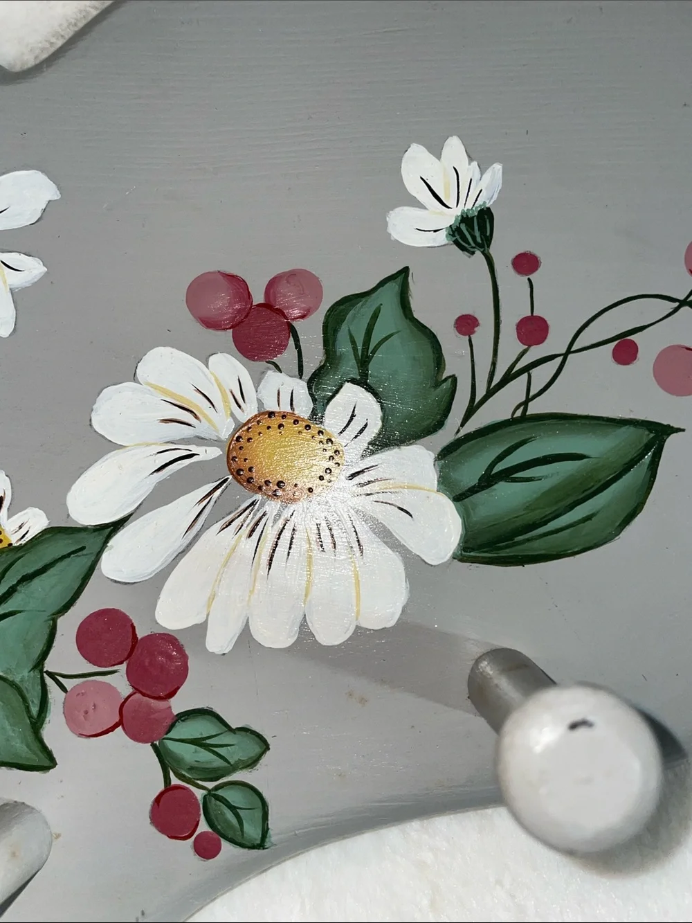 Hand-Painted Wooden Gray Heart Wall Hook Rack with White Daisies